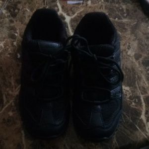 Black tennis shoes